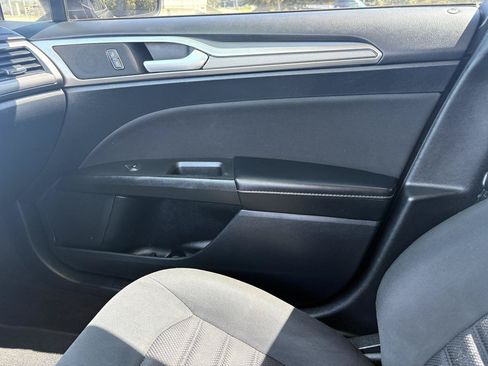 Used 2019 Ford Fusion SE FWD image 21