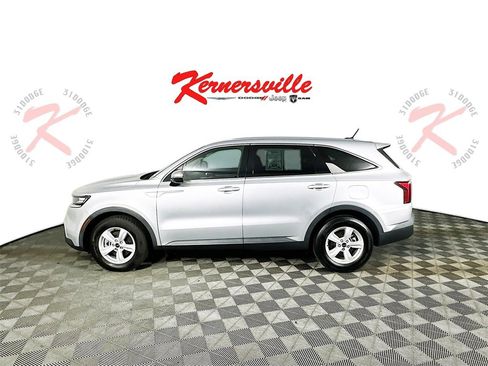 Used 2022 Kia Sorento LX image 4