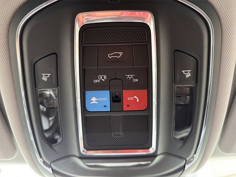 Used 2023 Jeep Grand Cherokee Limited w/ Luxury Tech Group II image 39