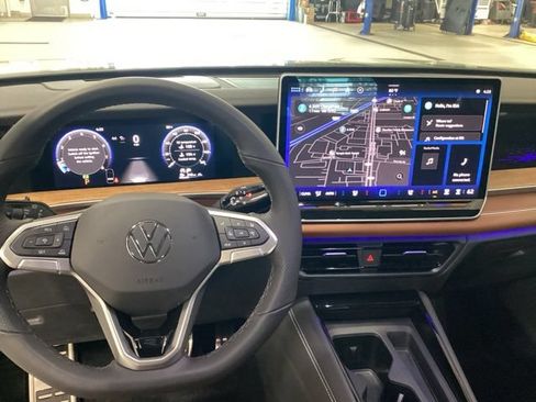 Used 2025 Volkswagen Tiguan SEL R-Line AWD/4WD image 7