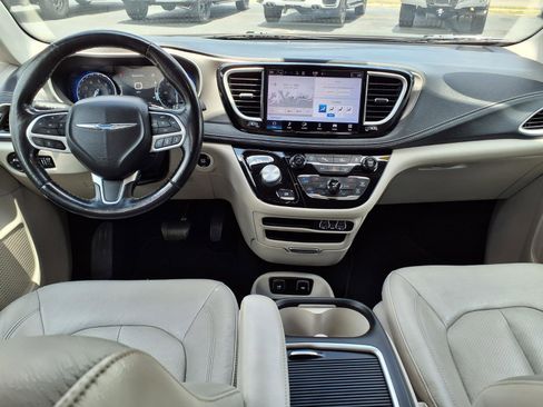 Used 2021 Chrysler Pacifica Touring-L FWD image 8