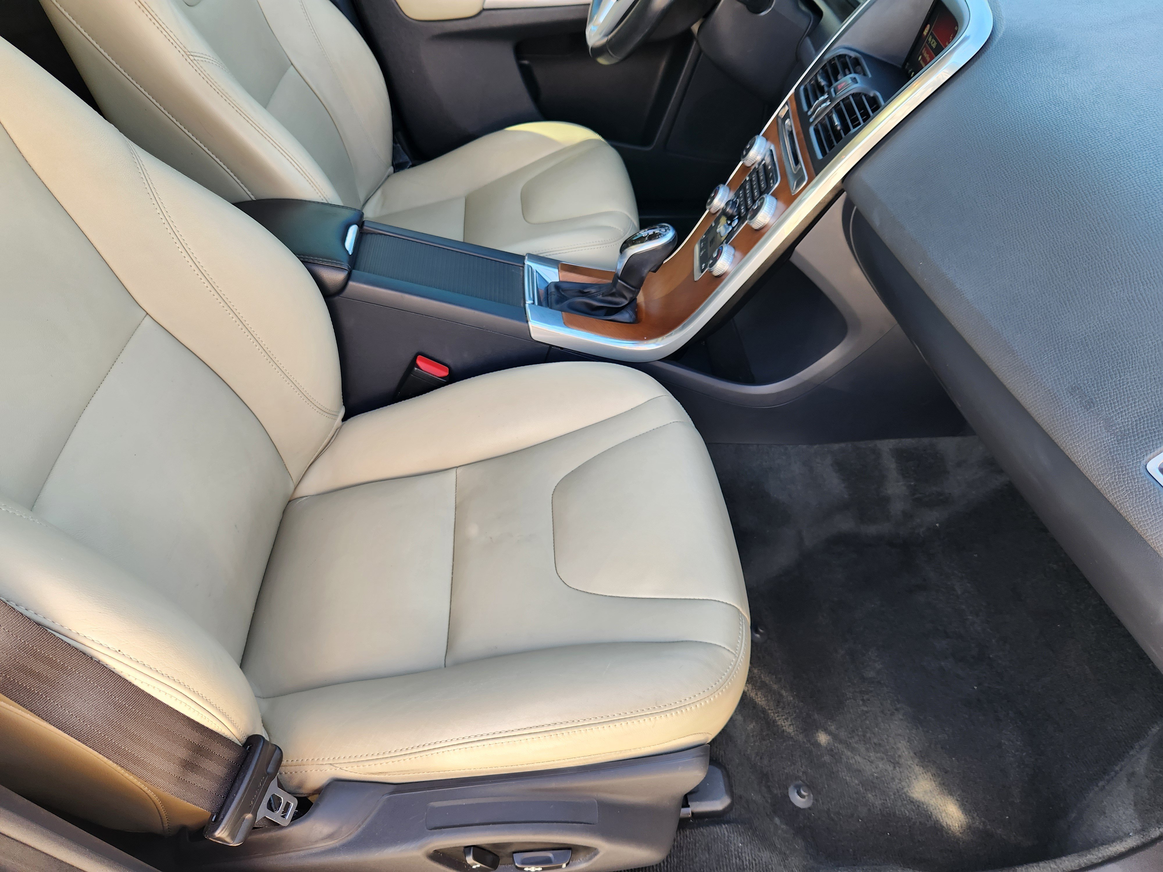 Used 2017 Volvo XC60 T5 Inscription w/ Preferred Option Package FWD image 12