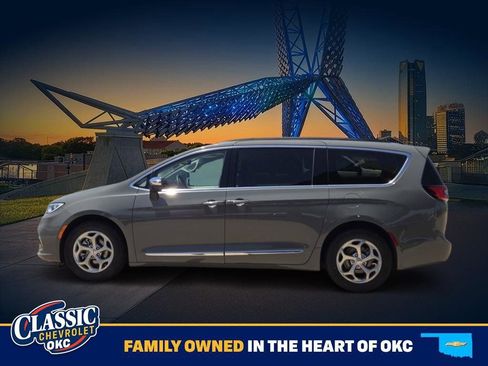 Used 2023 Chrysler Pacifica Limited FWD image 4