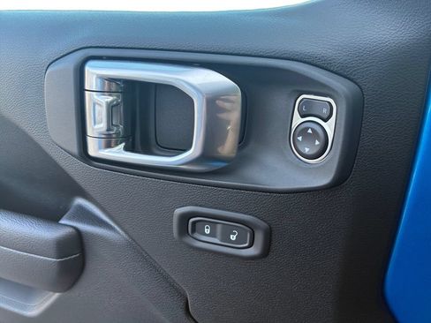 Used 2024 Jeep Wrangler Unlimited w/ Convenience Group AWD/4WD image 25