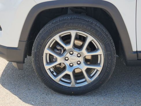 Used 2022 Jeep Compass Latitude w/ Sun and Sound Group AWD/4WD image 10