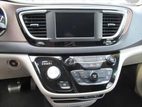 Certified 2022 Chrysler Voyager LX FWD image 25