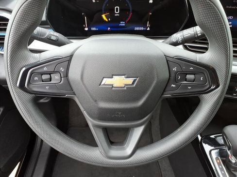 Used 2025 Chevrolet Trax LT FWD image 11