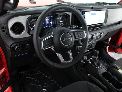 Used 2025 Jeep Wrangler Unlimited Sahara AWD/4WD image 8