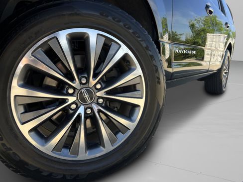 Used 2017 Lincoln Navigator Select RWD image 13