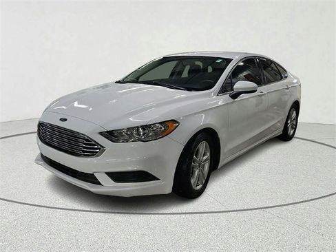 Used 2018 Ford Fusion SE w/ Fusion SE Technology Package image 3