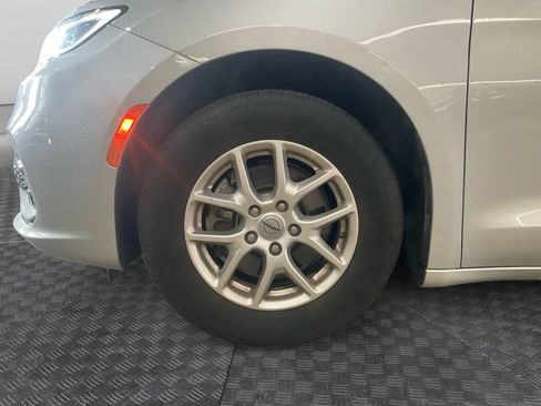 Used 2023 Chrysler Pacifica Touring-L FWD image 14