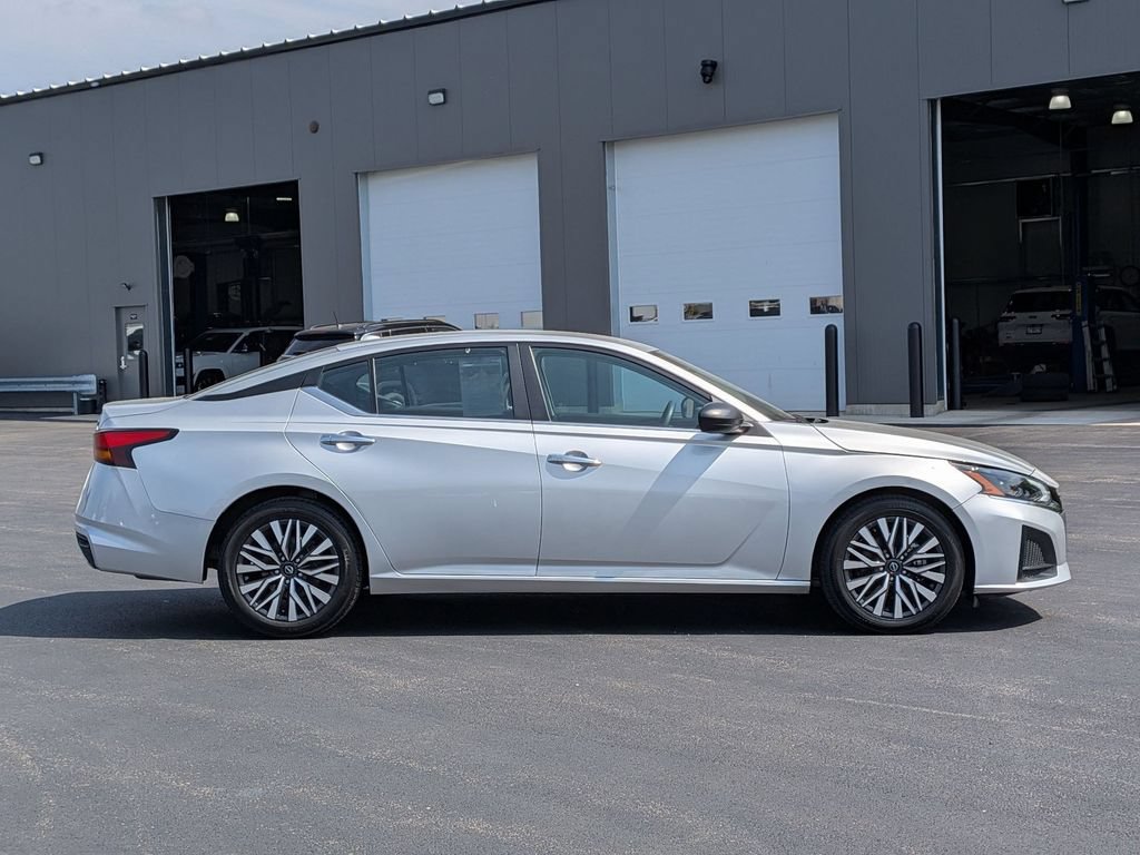 Used 2024 Nissan Altima 2.5 SV FWD image 8