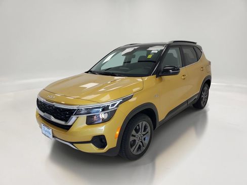 Certified 2023 Kia Seltos S w/ Navigation Package AWD/4WD image 3