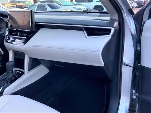 Used 2025 Toyota Corolla Cross L image 17