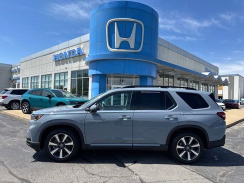 Used 2025 Honda Pilot Touring image 1