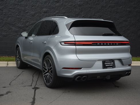 Certified 2025 Porsche Cayenne AWD/4WD image 3