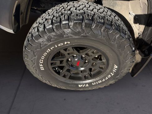 Used 2017 Toyota Tacoma TRD Off-Road w/ Tow Package (A/T) image 14