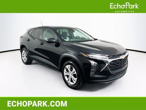 Used 2025 Chevrolet Trax LS image 1
