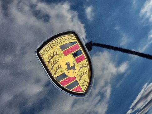 Certified 2025 Porsche Macan image 30