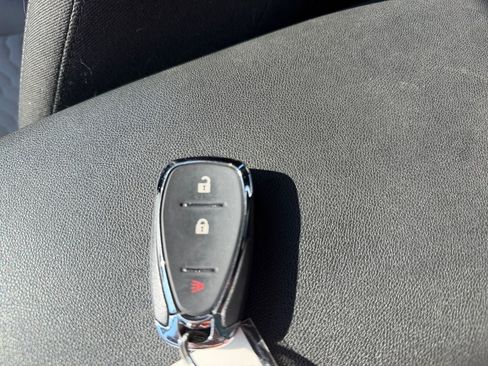 Used 2021 Chevrolet Equinox LS FWD image 32