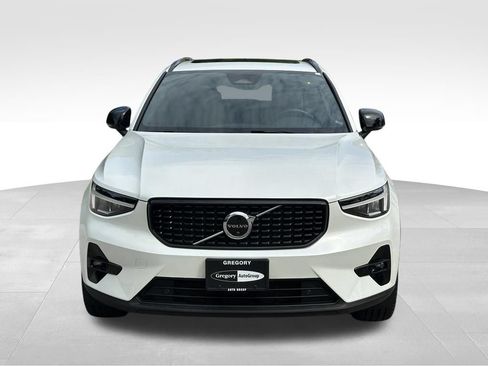 Used 2023 Volvo XC40 B5 Plus AWD/4WD image 3