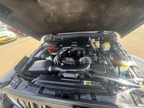 Used 2020 Jeep Gladiator Overland AWD/4WD image 18