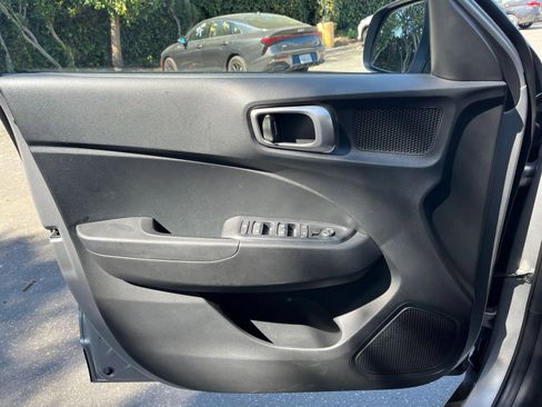 Used 2025 Hyundai Venue SEL image 18