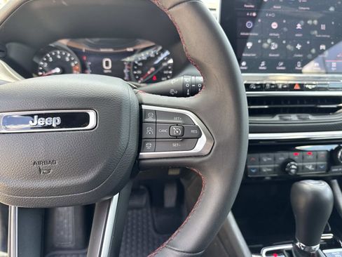 Used 2025 Jeep Compass Trailhawk image 23