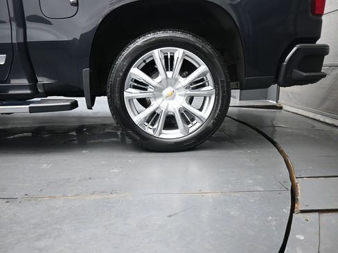 Used 2022 Chevrolet Silverado 1500 High Country w/ High Country Premium Package image 14