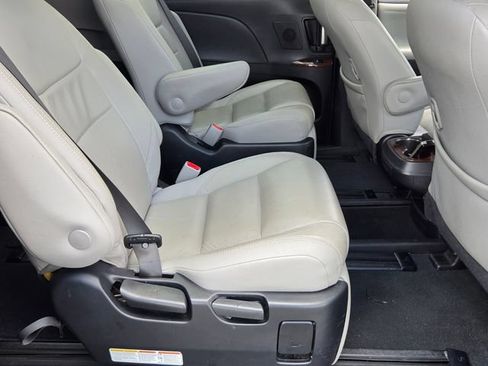 Used 2019 Toyota Sienna Limited Premium FWD image 18