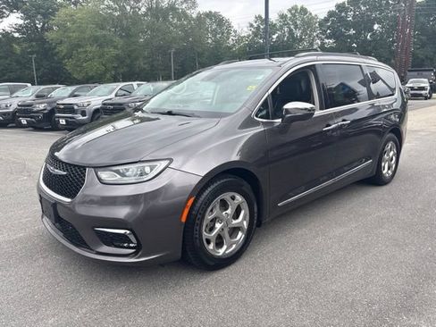 Used 2022 Chrysler Pacifica Limited FWD image 2