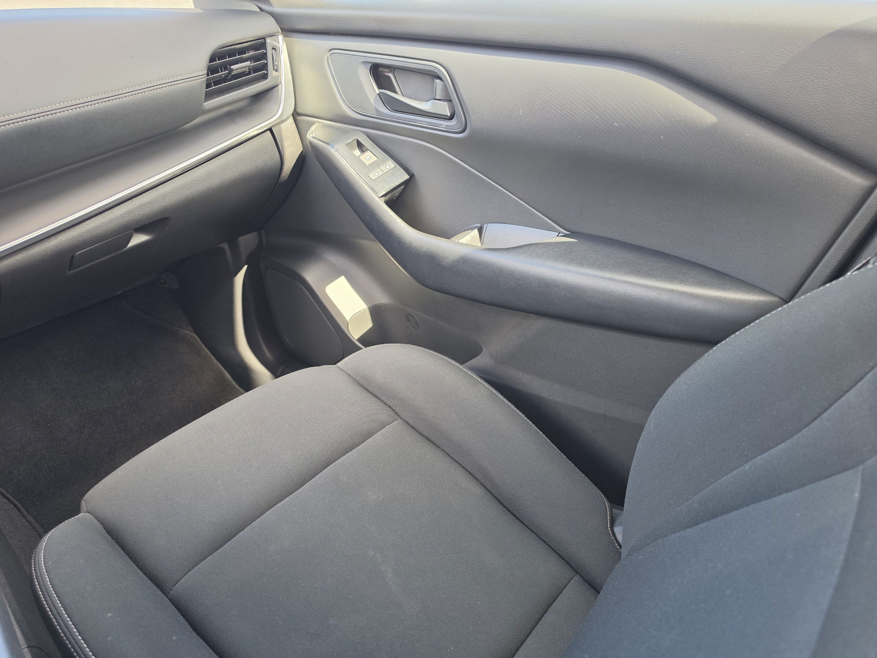 Used 2024 Nissan Rogue S AWD/4WD image 20
