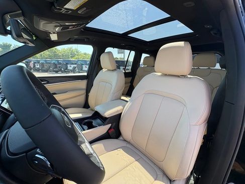 Used 2025 Jeep Grand Cherokee Limited w/ Luxury Tech Group II RWD image 13