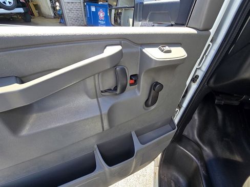 Used 2018 GMC Savana 3500 Extended w/ Driver Convenience Package image 11