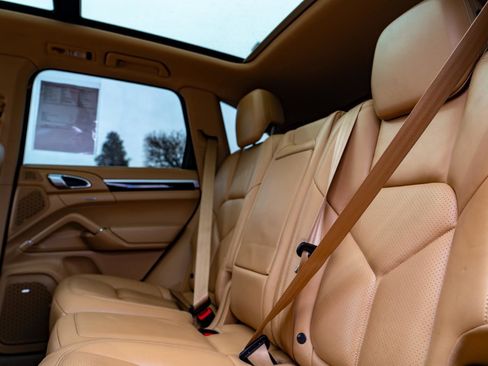Used 2015 Porsche Cayenne S w/ Premium Plus Package AWD/4WD image 19