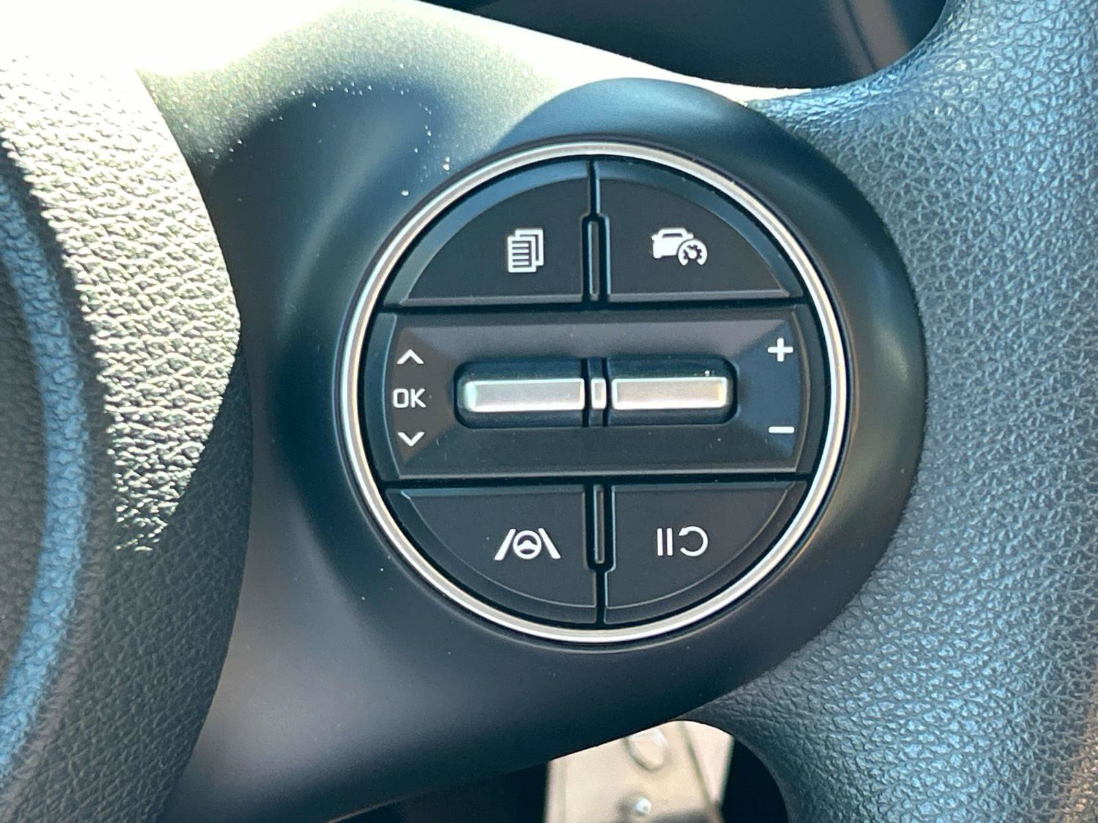 Used 2025 Kia Soul LX w/ LX Technology Package FWD image 26
