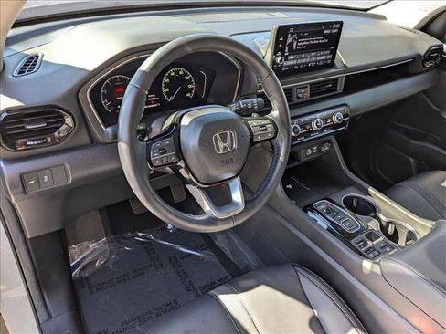 Used 2025 Honda Pilot Touring image 10