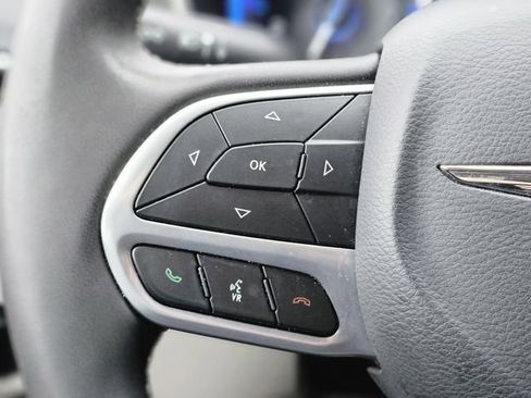 Used 2023 Chrysler Pacifica Touring-L image 17