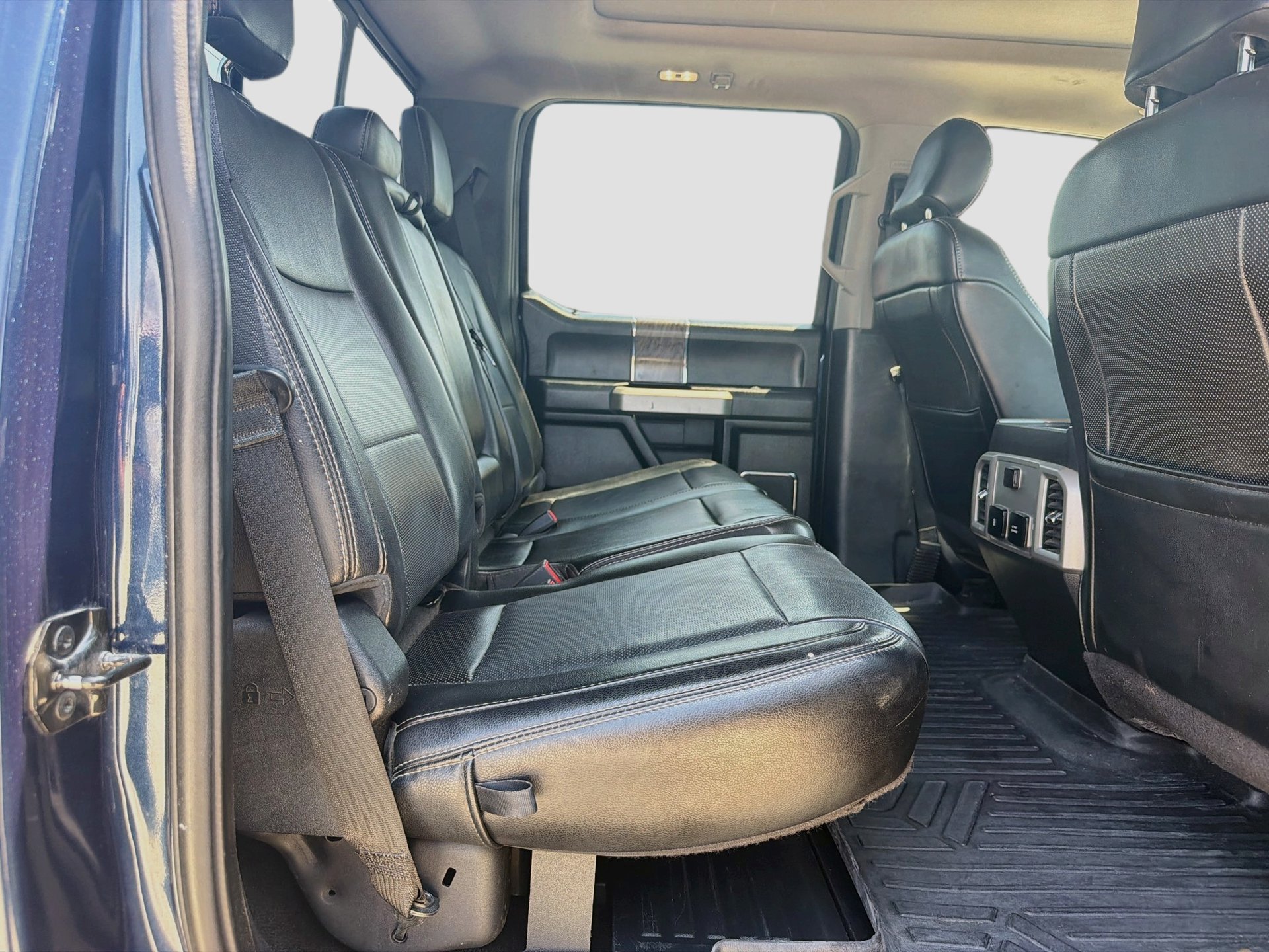 Used 2019 Ford F250 Lariat w/ Lariat Ultimate Package AWD/4WD image 31