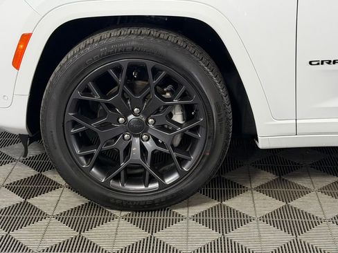 Used 2024 Jeep Grand Cherokee Summit AWD/4WD image 12