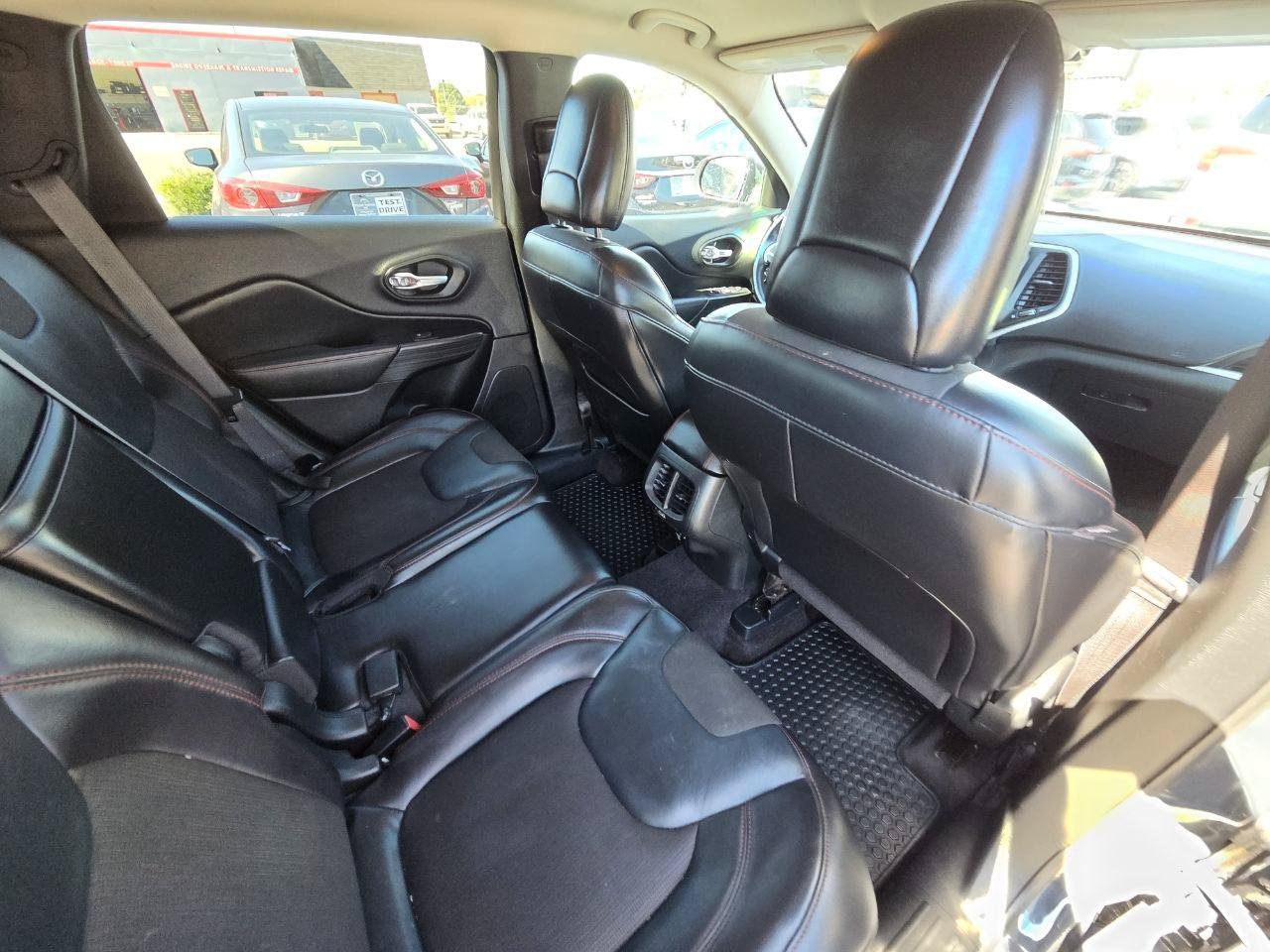 Used 2016 Jeep Cherokee Trailhawk w/ Comfort/Convenience Group AWD/4WD image 16