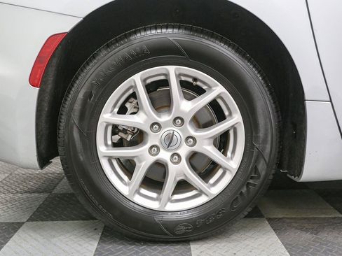 Used 2024 Chrysler Pacifica Touring-L FWD image 15