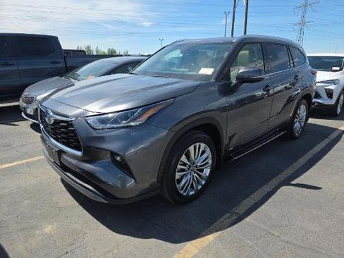 Used 2024 Toyota Highlander Platinum AWD/4WD image 1