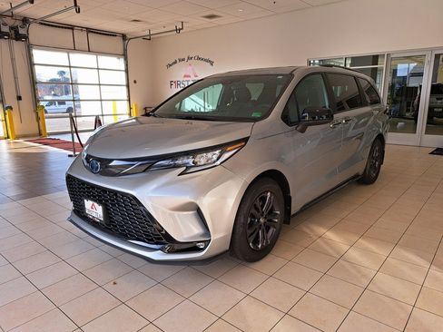 Used 2025 Toyota Sienna XSE image 2