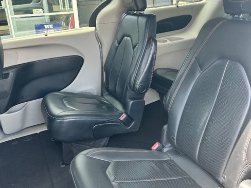 Used 2019 Chrysler Pacifica Touring-L FWD image 3