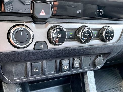 Used 2018 Toyota Tacoma SR5 AWD/4WD image 31