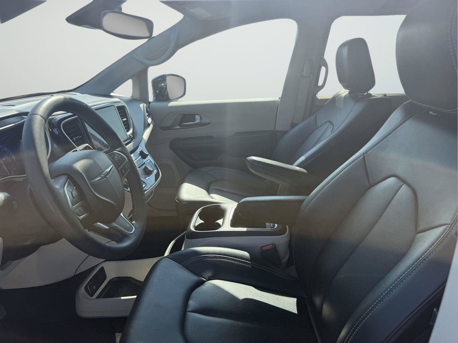 Used 2024 Chrysler Pacifica Touring-L FWD image 10