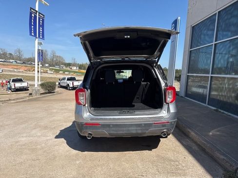 Used 2022 Ford Explorer XLT w/ Equipment Group 202A image 8