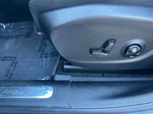 Used 2021 Jeep Cherokee Limited image 5