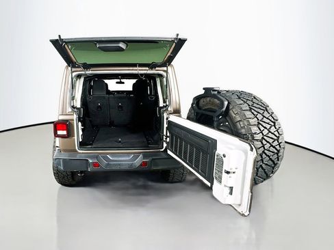 Used 2018 Jeep Wrangler Unlimited Sahara image 30